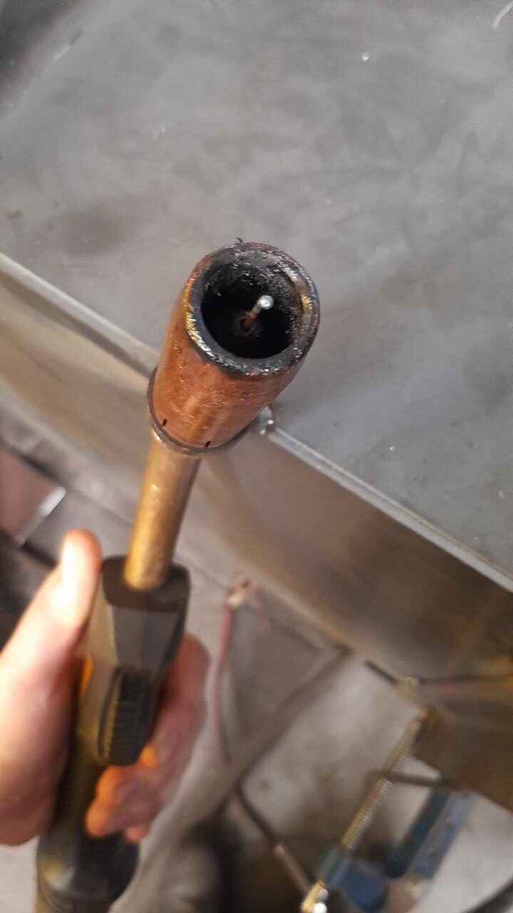MIG welding torch with contact tip not flush with shroud