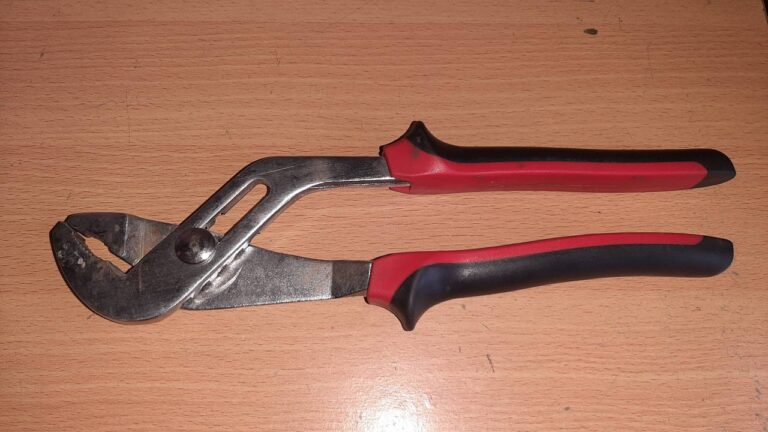 Groove joint pliers